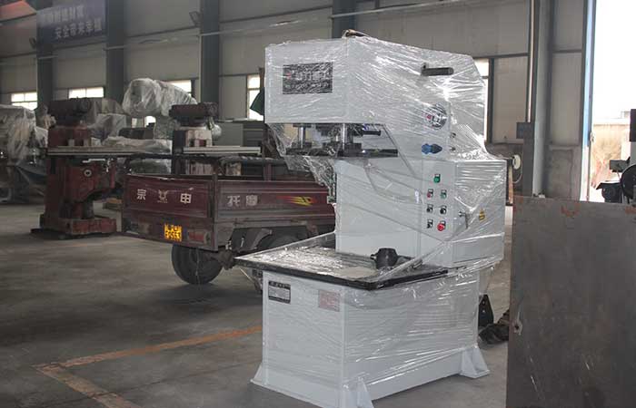 10噸單柱（單臂）液壓機(jī)